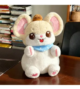 Vista detallada del tierno peluche de ratón con material suave y una expresión encantadora.