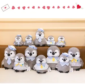 Gedetailleerd overzicht van schattige pinguïn pluche speelgoed in matrozenpak, ideale kamerdecoratie.