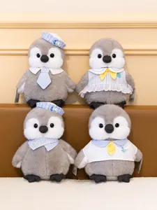 Gedetailleerd overzicht van schattige pinguïn pluche knuffels, zachte speeltjes voor decor.