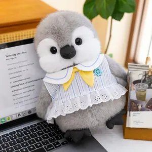 Schattige pinguin pluche knuffel met zeemanskragen voor kinderkamer bureaudecoratie.