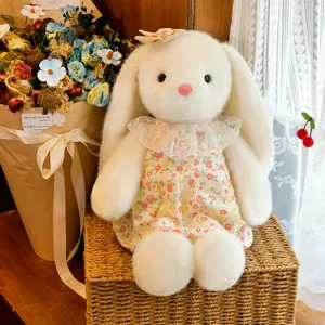 Lindo conejo de peluche blanco con orejas largas y vestido floral, regalo perfecto.