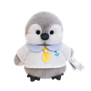 Schattige pinguin pluche knuffel in matrozenpak met gele das, zacht speelgoed voor kinderen.