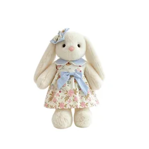 Adorable peluche de conejo de orejas largas con vestido floral, regalo perfecto para niños.