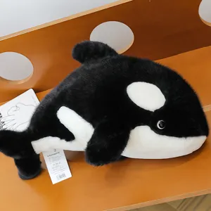 Dettaglio peluche orca carina, morbido cuscino di balena imbottito per bambini, giocattolo.