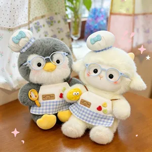 Joli ensemble de peluches chef avec un pingouin gris et un mouton blanc avec lunettes.