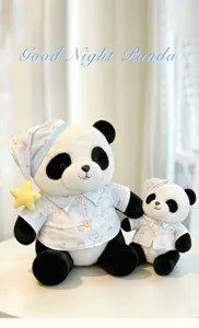 Gedetailleerde opname van schattige pandabeesten met blauwe gestreepte pyjama's en slaapmutsen.