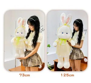 Süßes Hasen Plüschtier mit Spitzenkleid und Häubchen, weiche Kuschelpuppe für Mädchen und Kinder.