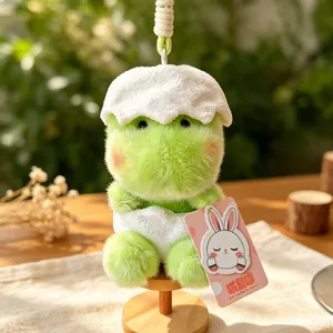 Gros plan de pendentif poupée en peluche coquille d'œuf,porte-clé animal en peluche vert doux mignon.