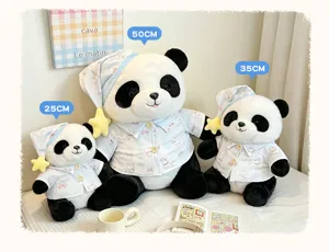Schattige panda pluche knuffel in gestreepte pyjama en slaapmuts detailweergave met diverse maten.
