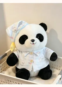 Close-up detail van een schattige pluche panda in een blauwe kattenpyjama met muts.
