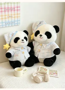 Schattige panda pluche knuffel in schattige pyjama en slaapmuts, geweldige slaapmetgezel.