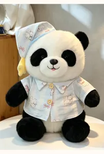 Leuke panda pluche knuffel in blauw gestreepte pyjama met kattenprint, zachte pop.