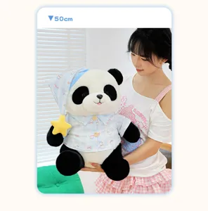 Schattige slapende panda knuffel in gestreepte pyjama, zachte knuffelpop voor kinderen.