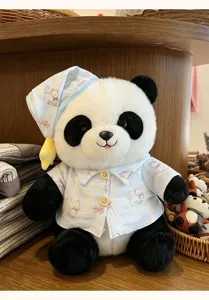 Schattige panda pluche knuffel in zachte blauwe pyjama en slaapmuts, perfect kindergeschenk.
