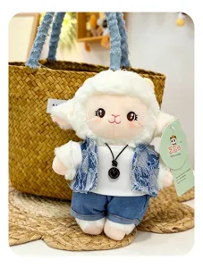 Schattige pluche schaap hanger met denim vest en wit t-shirt, perfect als tasbedel.
