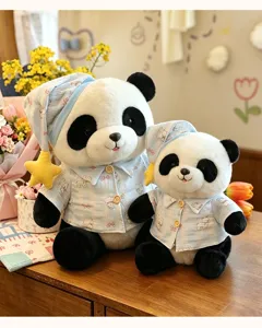 Schattige panda knuffel in zoete gestreepte pyjama met slaapmuts, gezellig detail.