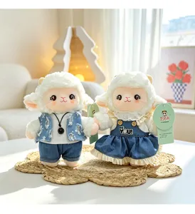 Detailopname van schattige pluche schapenpop in denimkleding, perfect speeltje en cadeau.