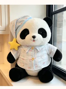 Gedetailleerde close-up van schattige panda pluche knuffel in gestreepte pyjama en muts.