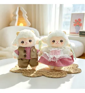 Schattig pluche schaap paar met geruite kleding, zachte knuffel voor tas hanger of decoratie.