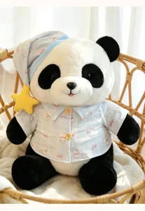 Schattige panda pluche knuffel met blauwe gestreepte pyjama en slaapmuts, zacht pop detail.