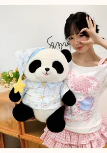 Schattige panda pluche knuffel in blauwe pyjama met sterrenmuts, zachte poppenkindercadeau.