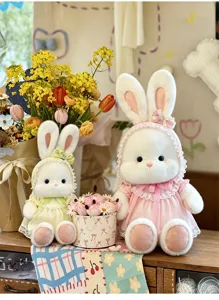 Detailansicht süßer Plüschhasen-Puppen mit hübschen Kleidern und Hüten in warmer Dekoration.