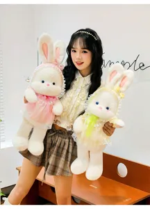 Süßes Hasen Plüschtier mit hübschem Spitzenkleid und Haube, weiche Stoffpuppe als Geschenk.
