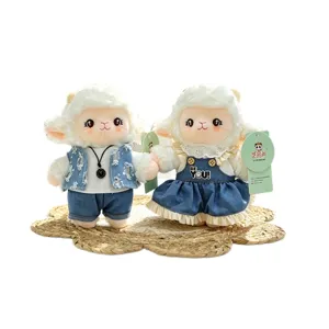 Schattige schaap pluche speelgoed set, zachte stoffen pop met denim outfit voor kinderen.