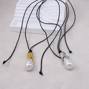 Collier pendentif perle baroque elegante avec cordon noir pour femme style tendance.