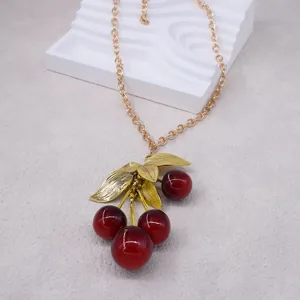 Elegante goldfarbene Kirsch-Anhänger Halskette, charmante rote Frucht Schlüsselbein Kette.