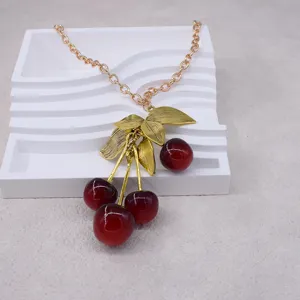 Elegante Kirsch-Anhänger Halskette mit goldenen Blättern und roten Perlen für Modeschmuck.