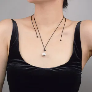 Collier pendentif perle cordon cuir noir simple, chaîne clavicule élégante pour femme.