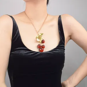 Elegante rote Kirsche Anhänger Halskette mit Goldkette, stilvoller Modeschmuck für Damen.