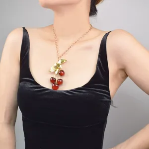 Goldene Kirsch-Halskette für Damen, elegantes Modeschmuckstück mit schönen Blattdetails.