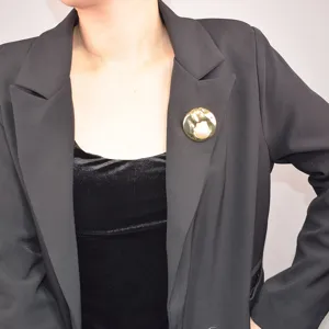 French Vintage Shell Pearl Brooch High-End Metal Wrinkled Texture Pin Suit Coat Accessory Fashion Jewelry Gift For Women