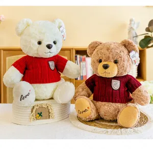 Adorable peluche d'ours en peluche avec pull rouge, poupée en tissu doux pour cadeau d'enfant.