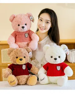 Adorable ours en peluche avec pull en tricot douillet, jouet détaillé idéal pour enfants.