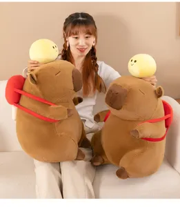 Schattige Capybara Pluche Speelgoed met Rode Rugzak en Gele Bal, Zachte Knuffelpop voor Kinderen