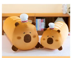 Primer plano del tierno cojín de peluche pan baguette capibara, detalles de juguete suave.