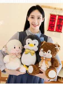 Schattige pluche speelgoed uit de sprookjesserie met lief lammetje, pinguïn en beren poppen.