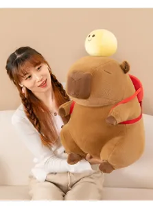 Schattige capybara pluche knuffel met rode rugzak en gele bal, zachte pluche dierenspeelgoed.