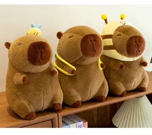 Mignon Capybara peluche poupée avec décoration chapeau d'abeille, cadeau animal doux pour enfants.