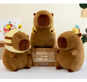 Ensemble de peluches capybara mignonnes avec poupées de cochons d'eau et abeilles, design doux.