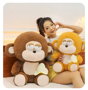 Detailaufnahme des süßen Bananen-Affen-Plüschtiers, weiche Kuschelpuppe als tolles Kindergeschenk.