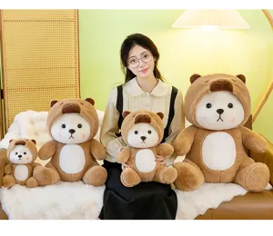 Primer plano que muestra varios tamaños de adorables osos de peluche marrón en un sofá.