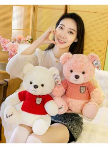 Ours en peluche doux avec pull et broderie love, cadeau ideal pour les enfants et amoureux.
