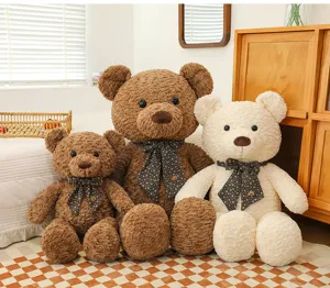 Vue détaillée de mignons ours en peluche avec nœuds floraux, tissu doux, décor de chambre cosy.