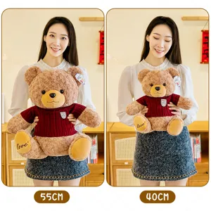 Joli ours en peluche avec pull rouge et broderie, adorable jouet douillet en deux tailles.