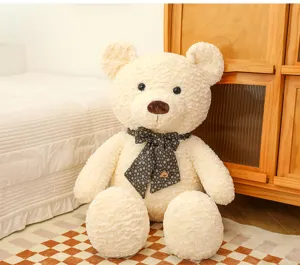 Détails du grand ours en peluche douce avec un joli nœud papillon dans la jolie pièce.