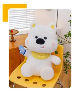 Adorable chiot peluche blanc avec bavoir à carreaux jaunes et papillon, jouet en peluche.